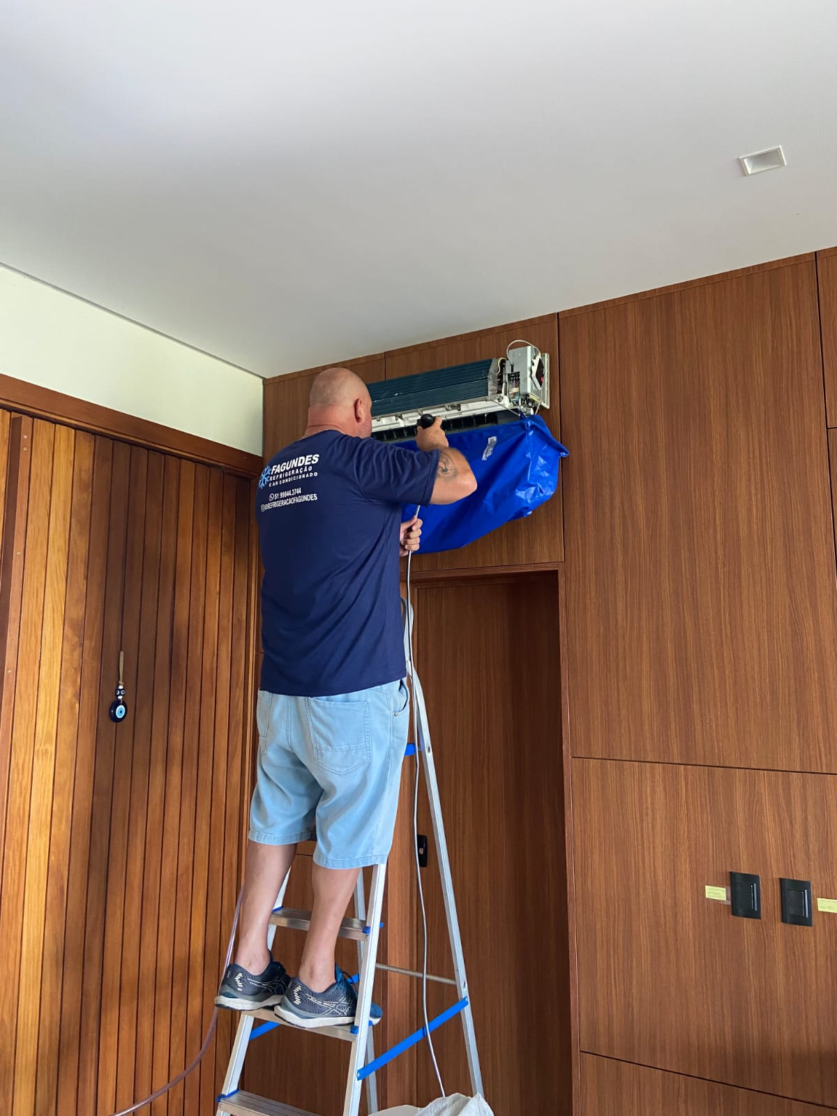 Técnico da Fagundes realizando manutenção em aparelho de ar-condicionado
